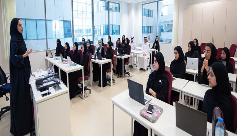 حلقة نقاشية مع طلاب وطالبات جامعة زايد