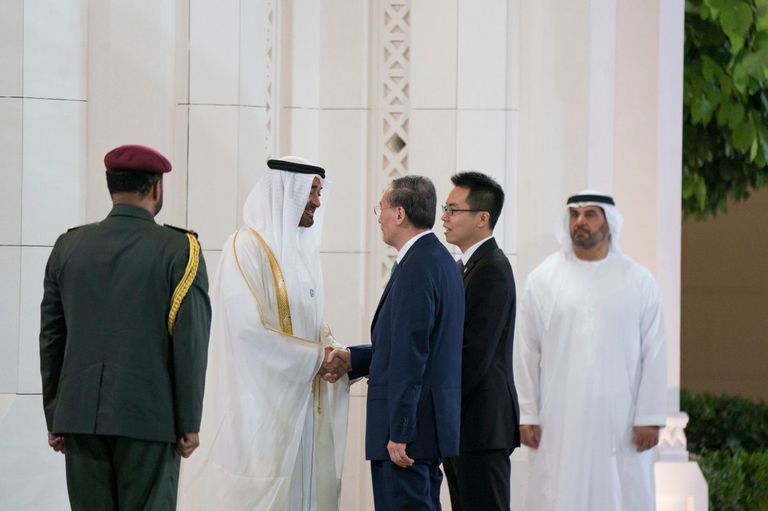الشيخ محمد بن زايد يصافح نائب الرئيس الصيني