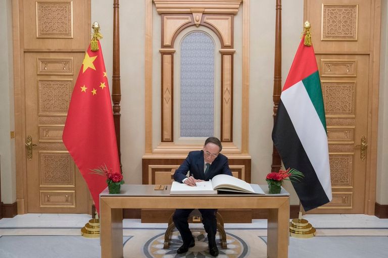 نائب الرئيس الصيني يكتب كلمة في سجل كبار الزوار  