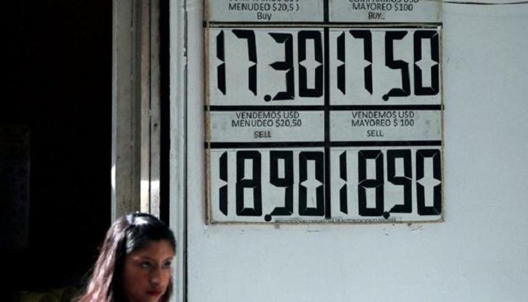 لوحة تعرض أسعار صرف البيزو المكسيكي مقابل الدولار – رويترز