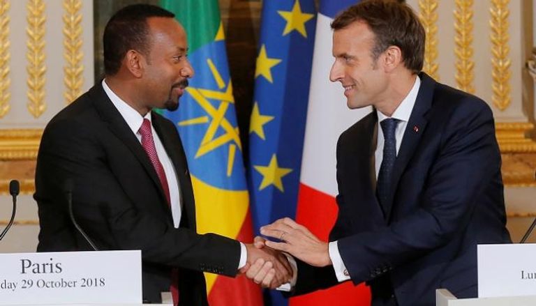الرئيس الفرنسي يصافح رئيس وزراء إثيوبيا خلال مؤتمر صحفي في باريس