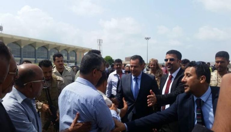 رئيس الوزراء اليمني لدى وصوله مطار عدن الدولي