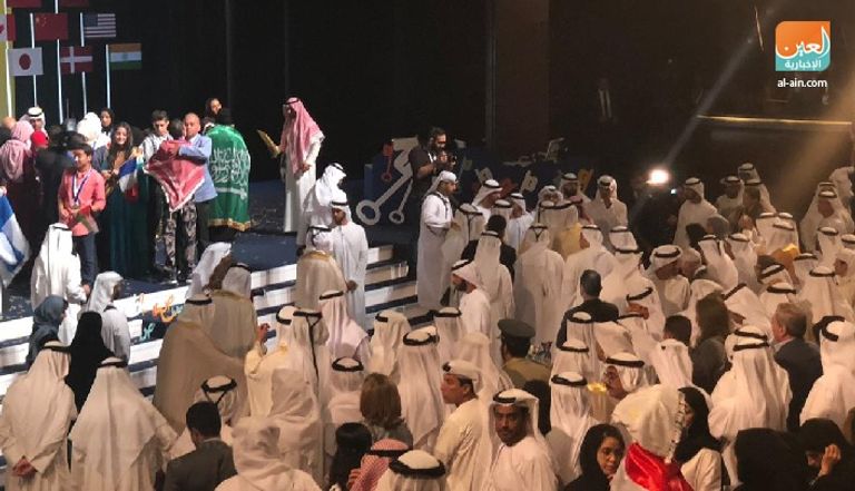 الشيخ محمد بن راشد آل مكتوم يكرم الفائزين