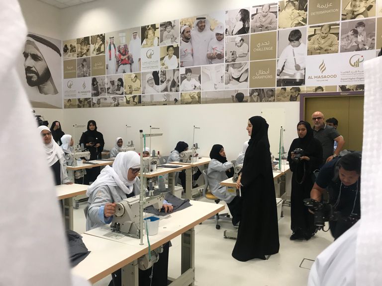 أحد الطلاب من أصحاب الهمم يباشر في خياطة الحقيبة