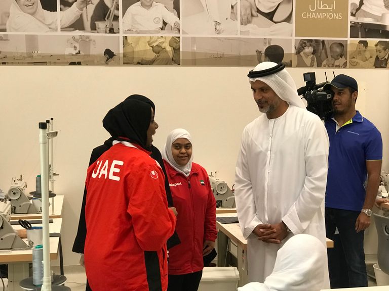 أحد الطلاب من أصحاب الهمم يباشر في خياطة الحقيبة