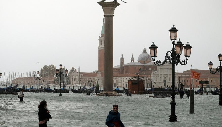 عواصف في إيطاليا تخلف تسعة قتلى وتغلق المدارس