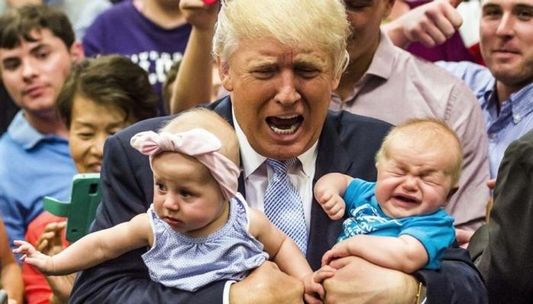 ترامب يحمل أطفالا بعد مؤتمر انتخابي عام 2016- أرشيفية