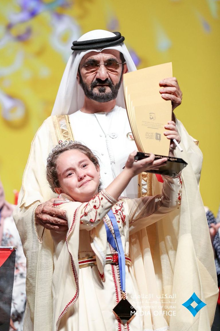  الشيخ محمد بن راشد آل مكتوم يكفكف دموع مريم