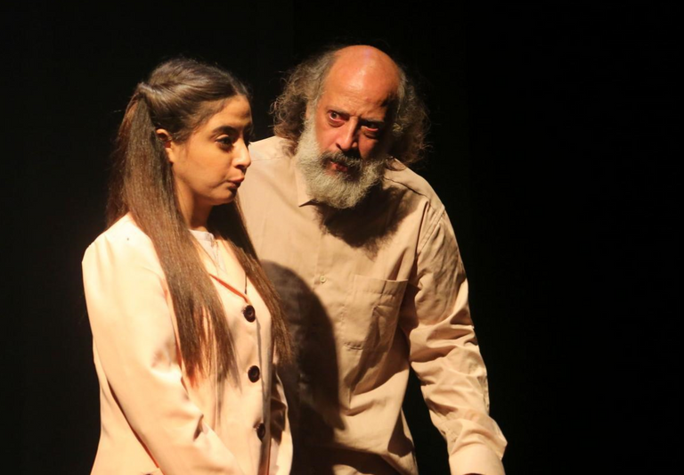مشهد من مسرحية "الساعة الأخيرة" 