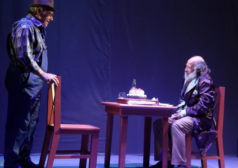 مشهد من مسرحية "الساعة الأخيرة" 