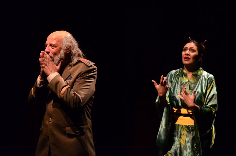 مشهد من مسرحية "الساعة الأخيرة" 