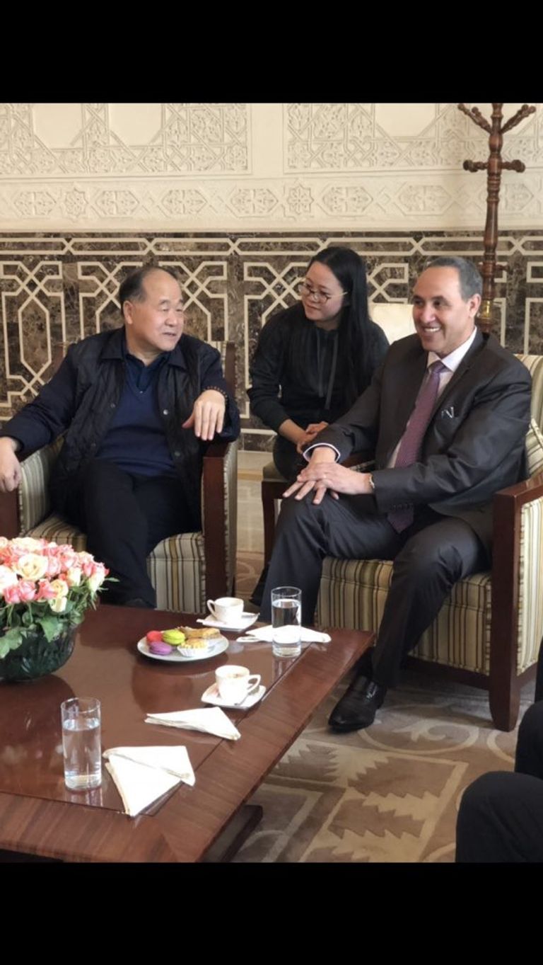 الروائي الصيني مو يان كرمته الجزائر بوسام الاستحقاق الوطني