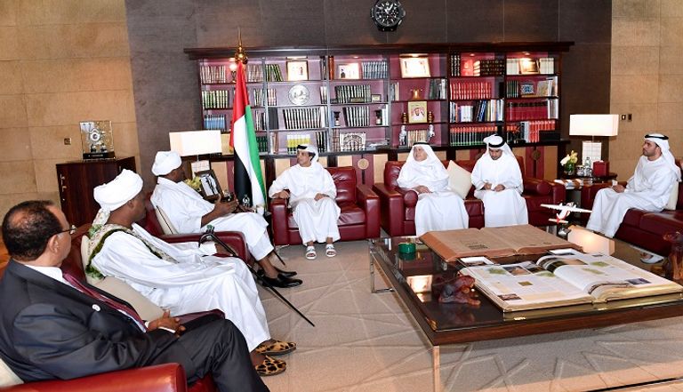 الشيخ منصور بن زايد آل نهيان واللواء الركن عبدالرحمن الصادق المهدي