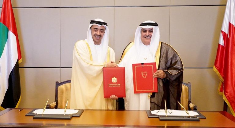 جانب من اجتماع اللجنة العليا المشتركة للتعاون بين البحرين ودولة الإمارات  ملك البحرين خلال استقباله الشيخ عبدالله بن زايد آل نهيان