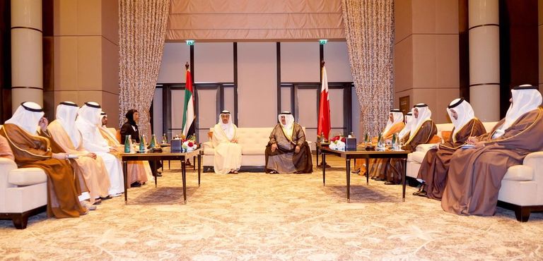 جانب من اجتماع اللجنة العليا المشتركة للتعاون بين البحرين ودولة الإمارات  ملك البحرين خلال استقباله الشيخ عبدالله بن زايد آل نهيان