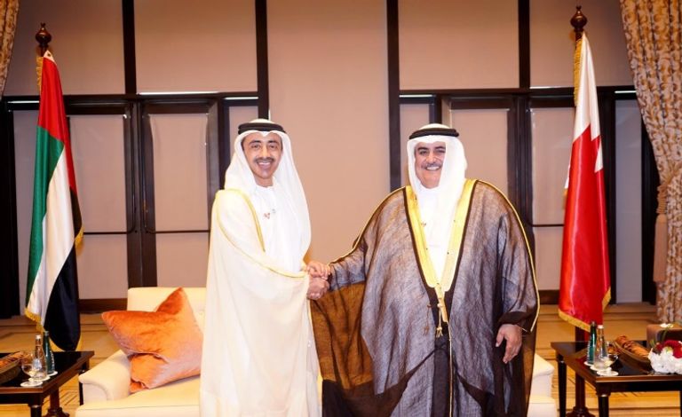 جانب من اجتماع اللجنة العليا المشتركة للتعاون بين البحرين ودولة الإمارات  ملك البحرين خلال استقباله الشيخ عبدالله بن زايد آل نهيان