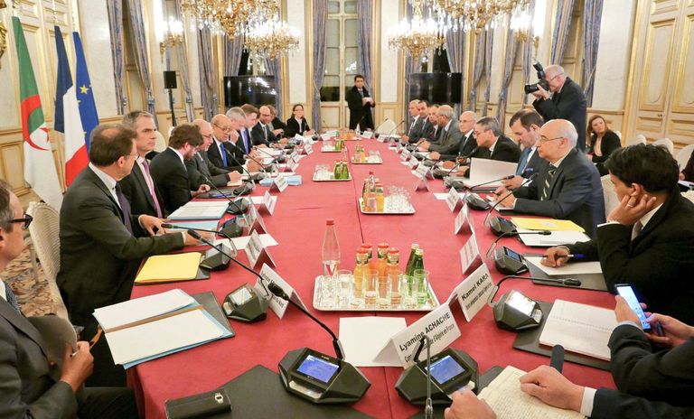 اجتماع اللجنة المشتركة بين البلدين  توقيع الاتفاقية بين وزير الخارجية الجزائري والاقتصاد الفرنسي