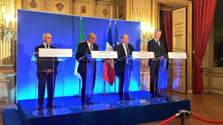 الندوة الصحفية المشتركة بين وفدي البلدين توقيع الاتفاقية بين وزير الخارجية الجزائري والاقتصاد الفرنسي