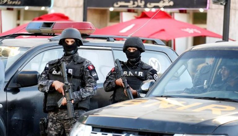 عناصر من الأمن التونسي في موقع التفجير الانتحاري