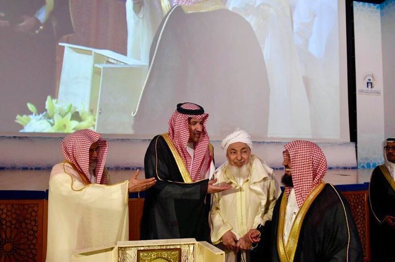 تكريم الشيخ عبدالله بن بيه تقديرا لجهوده في نشر السلام