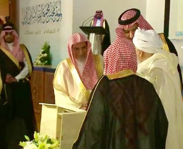 تكريم الشيخ عبدالله بن بيه تقديرا لجهوده في نشر السلام