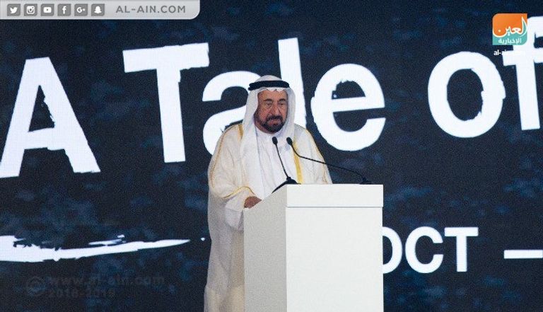 حاكم الشارقة وعدد من ضيوف معرض الشارقة الدولي للكتاب