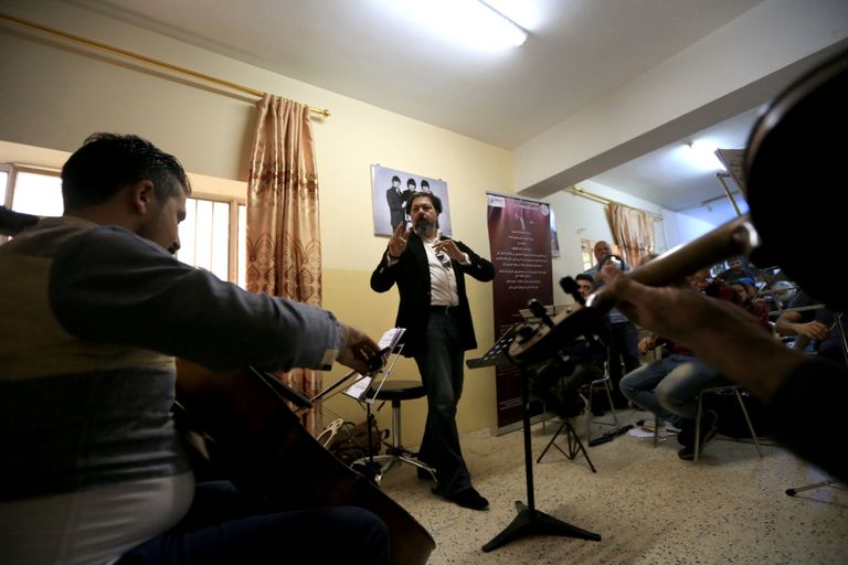 فنانون يخرجون من أنقاض الموصل لاستعادة الحياة الثقافية العراقية