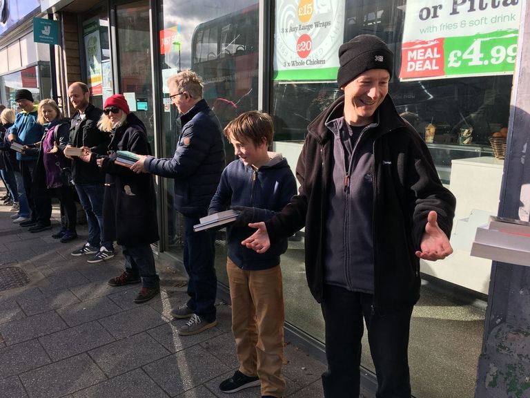 المشاركون نقلوا 2000 كتاب خلال ساعة واحدة