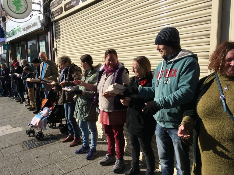 المشاركون نقلوا 2000 كتاب خلال ساعة واحدة