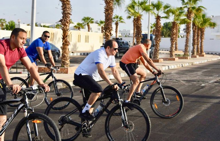 الرئيس المصري يقوم بجولة بالدراجة في شرم الشيخ