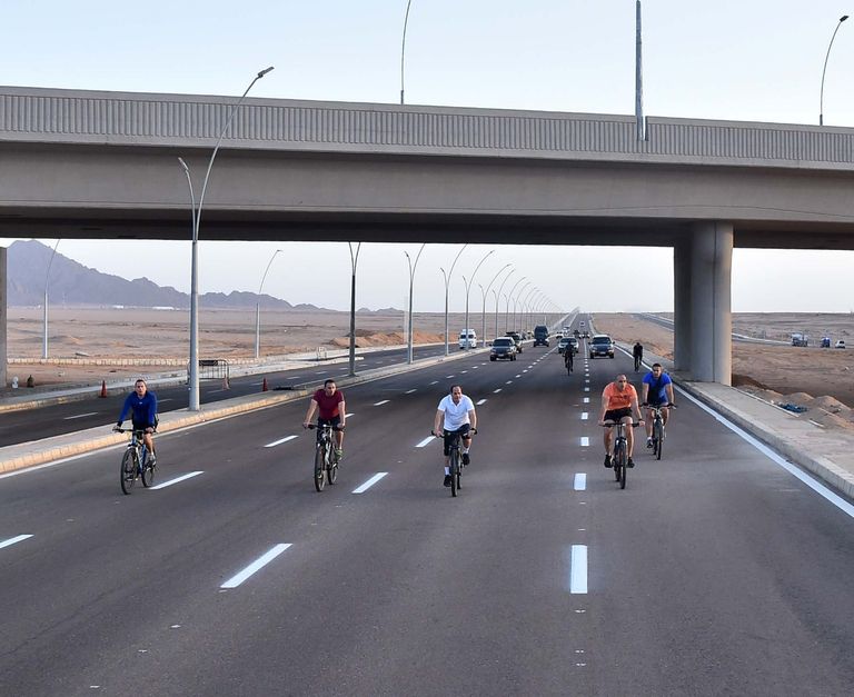 الرئيس المصري يقوم بجولة بالدراجة في شرم الشيخ