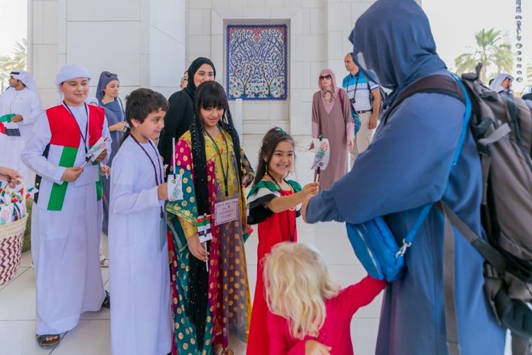 موظفو جامع الشيخ زايد الكبير ومرتادوه يحتفون بـ"يوم العلم"