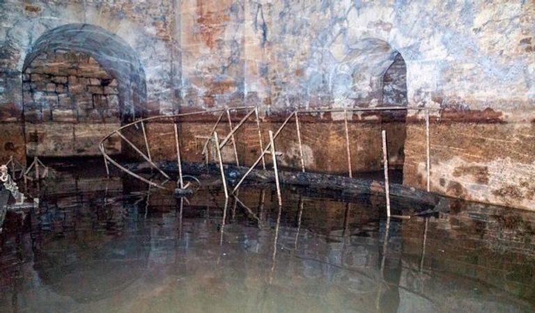 غرف خفية أسفل النهر كشفها جفاف المياه