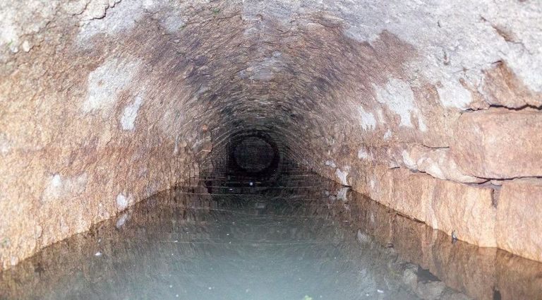 غرف خفية أسفل النهر كشفها جفاف المياه