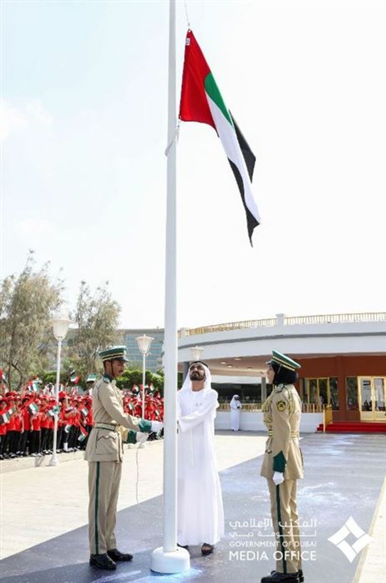 محمد بن راشد يرفع عَلَم الإمارات