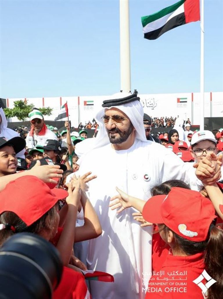 محمد بن راشد يرفع عَلَم الإمارات