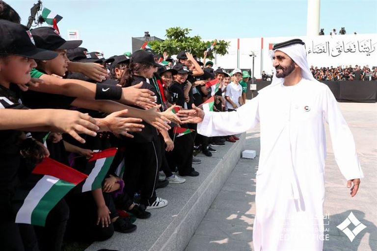 محمد بن راشد يرفع عَلَم الإمارات