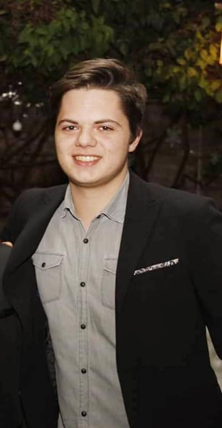 الطقس السيئ يقتلع شجرة - صورة أرشيفية