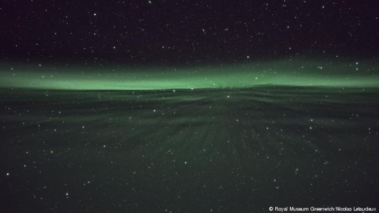 سديم ضبابي ومجموعة النجوم المحيطة فوق ناميبيا