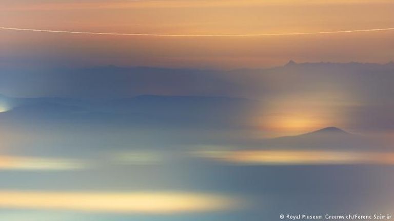 سديم ضبابي ومجموعة النجوم المحيطة فوق ناميبيا