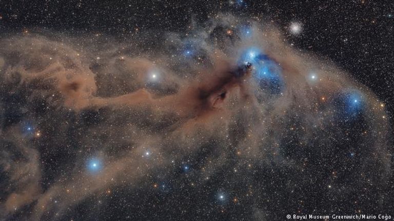 سديم ضبابي ومجموعة النجوم المحيطة فوق ناميبيا