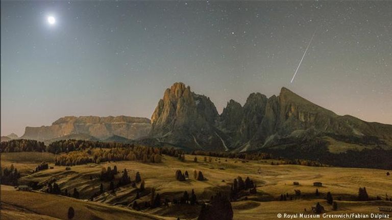 سديم ضبابي ومجموعة النجوم المحيطة فوق ناميبيا