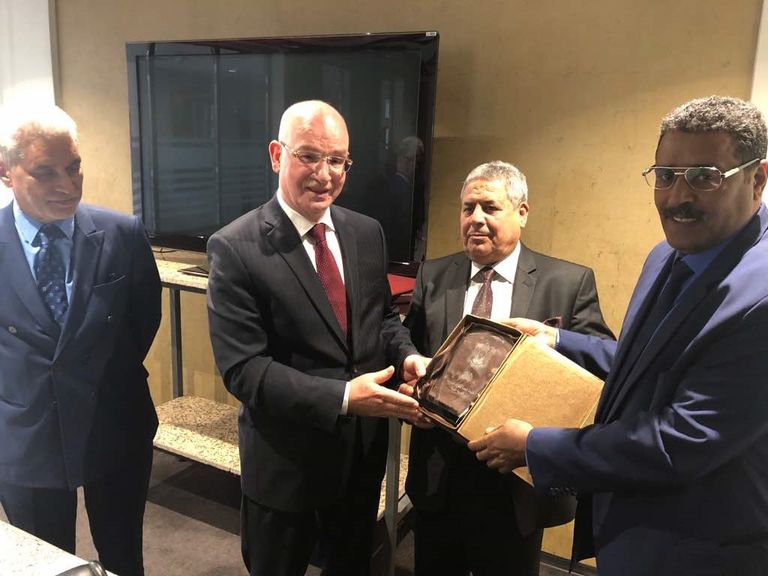 الوفد الليبي خلال تسليم الرسالة إلى أعضاء مفوضية الاتحاد الأفريقي