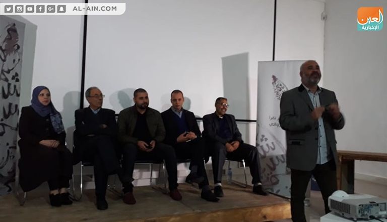 الروائي الفائز أحمد عبدالكريم متوجا بجائزة "الجزائر تقرأ"