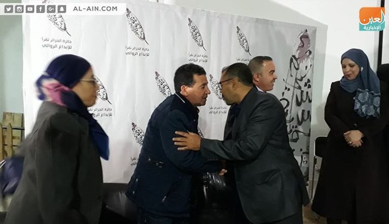 الروائي الفائز أحمد عبدالكريم متوجا بجائزة "الجزائر تقرأ"