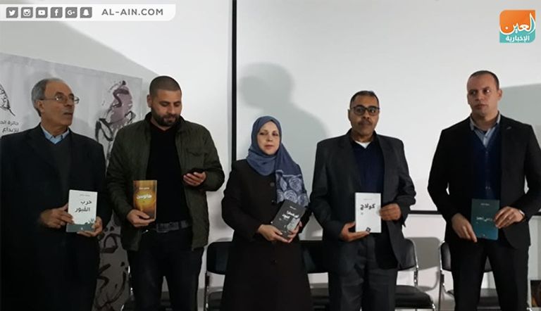 الروائي الفائز أحمد عبدالكريم متوجا بجائزة "الجزائر تقرأ"