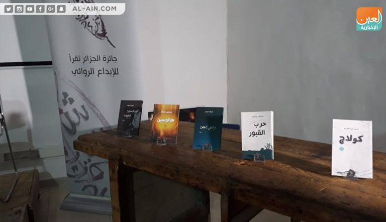الروائي الفائز أحمد عبدالكريم متوجا بجائزة "الجزائر تقرأ"