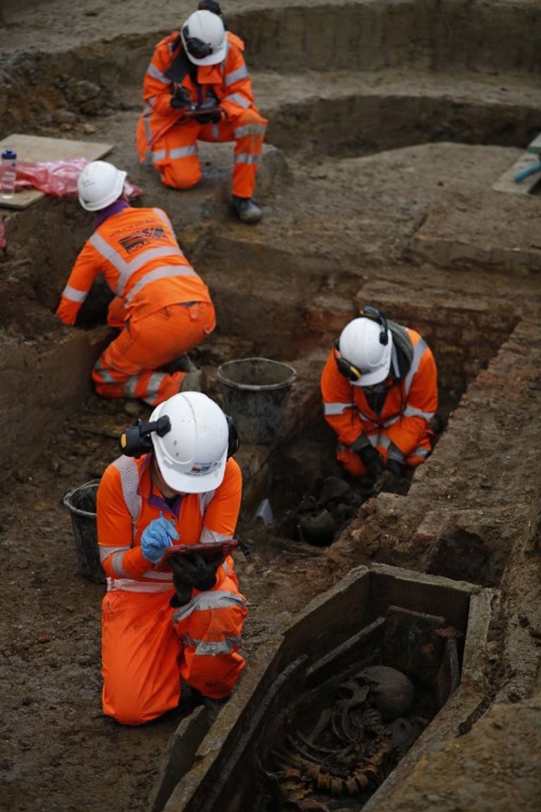 العلماء يستخرجون هياكل عظمية تعود للقرن الثامن عشر في إنجلترا