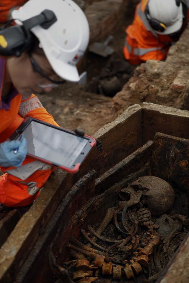 العلماء يستخرجون هياكل عظمية تعود للقرن الثامن عشر في إنجلترا