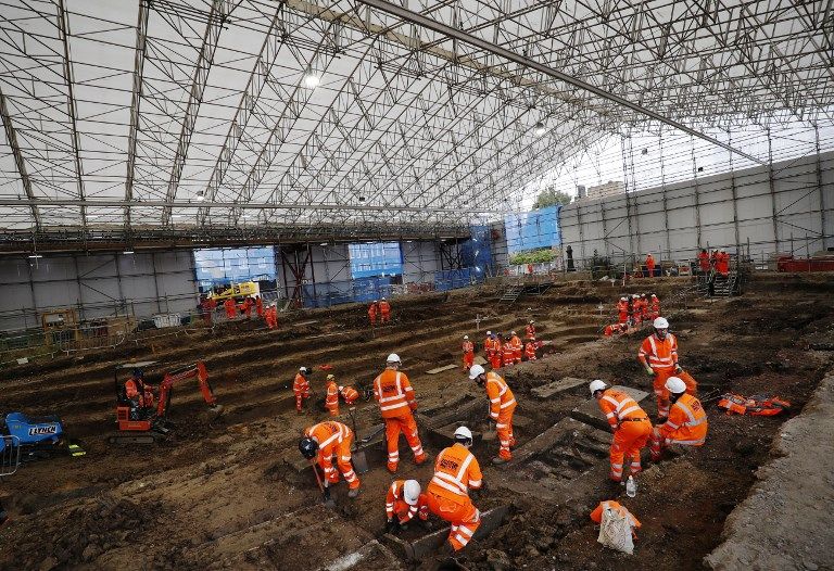 العلماء يستخرجون هياكل عظمية تعود للقرن الثامن عشر في إنجلترا